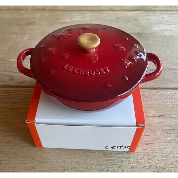 NEW Le Creuset Stoneware Mini Marmite Star Relief w/golden knob, 12cm, Cerise - Picture 1 of 11